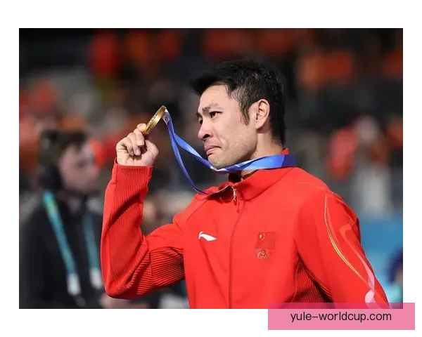 宁忠岩站上领奖台C位引发争议